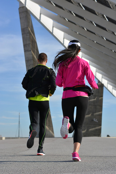 pareja practicando running en la ciudad
  - Foto, Imagen
