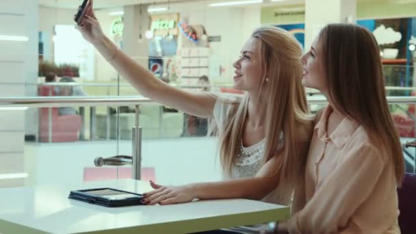 Meisjes doen het selfie in entertainment shopping center - Video
