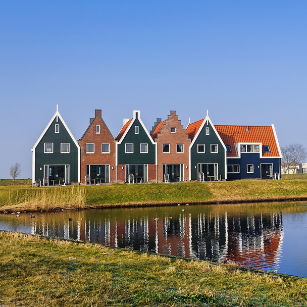 Farbige Häuser des Meeresparks in Volendam spiegeln sich in - Foto, Bild
