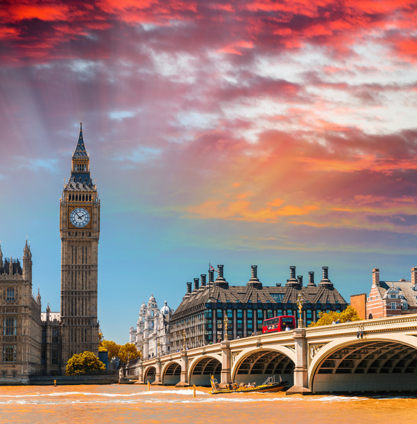 Domy Parlamentu w Londynie na zachodzie słońca - Zdjęcie, obraz