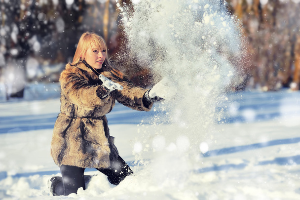 Mladá žena v zimě zasněžené scenérie - Fotografie, Obrázek