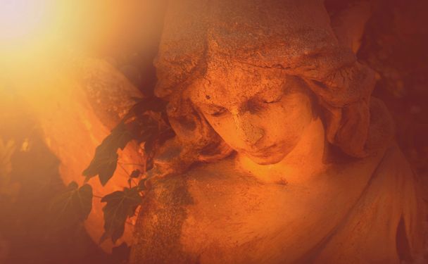 Χρυσή Άγγελος στο φως του ήλιου (αντίκες άγαλμα) - Φωτογραφία, εικόνα