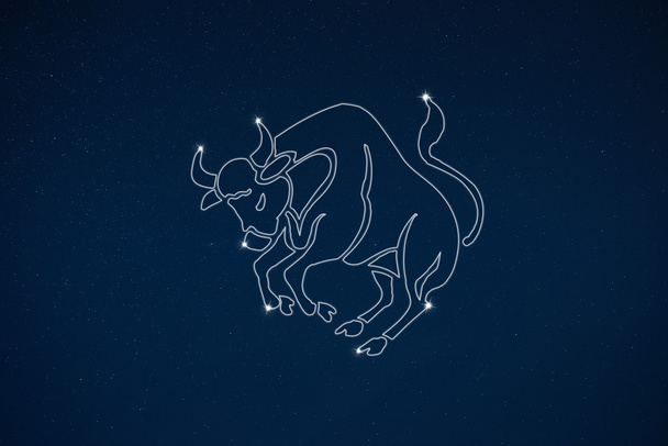 Horoskop Tierkreiszeichen Stier am dunklen Himmel - Foto, Bild