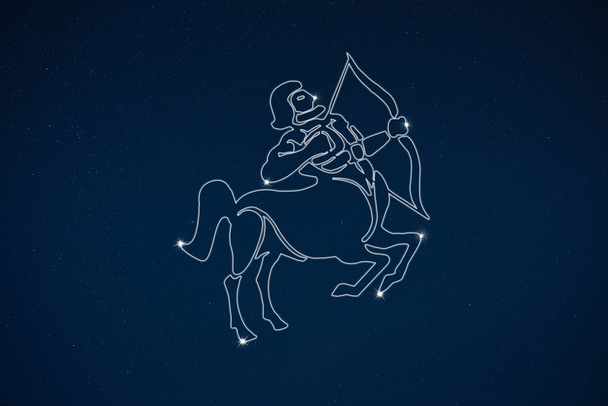 Horóscopo signo del zodiaco Sagitario en el cielo oscuro
 - Foto, Imagen