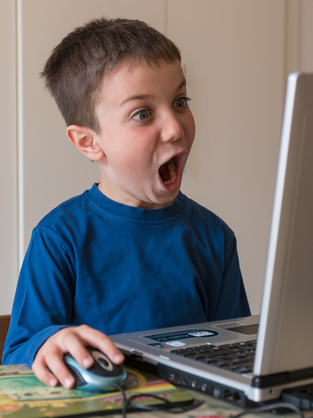 Criança surpresa com laptop de tela de toque
 - Foto, Imagem