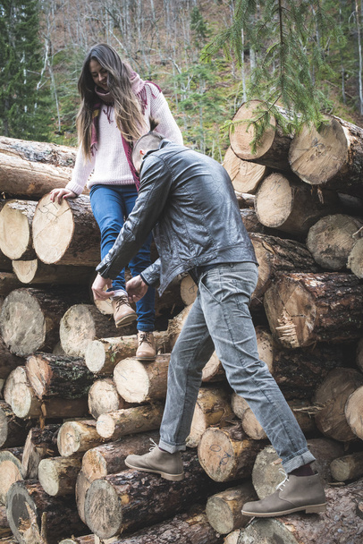 woman and man on wood logs - Zdjęcie, obraz