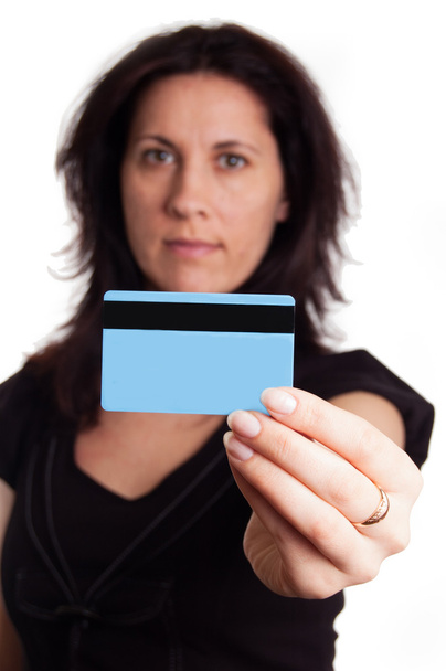 Femme tenant une carte de crédit bleue vierge
 - Photo, image