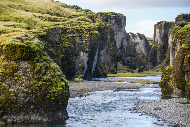 Fjadrargljufur canyon com rio, Islândia
 - Foto, Imagem