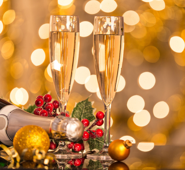 Gläser Champagner mit goldenem Hintergrund - Foto, Bild