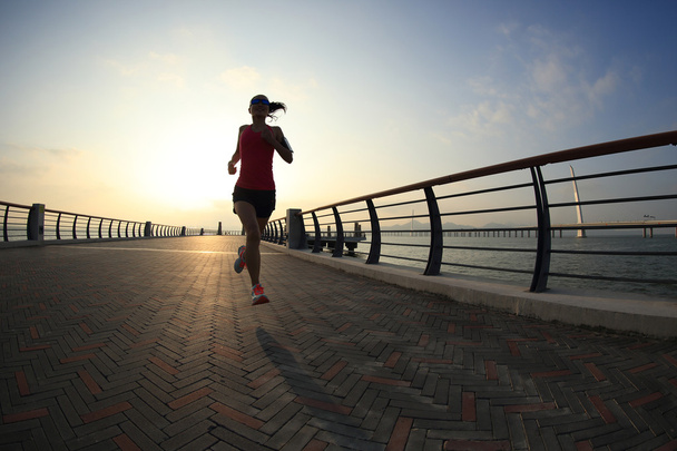 fitness femme courir au bord de la mer
 - Photo, image