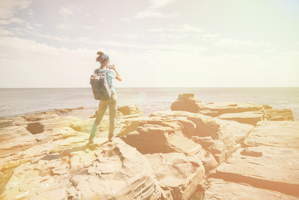 Путешественник фотографирует красивый морской пейзаж
 - Фото, изображение