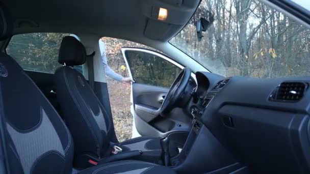 az ember ül az autóban - Felvétel, videó