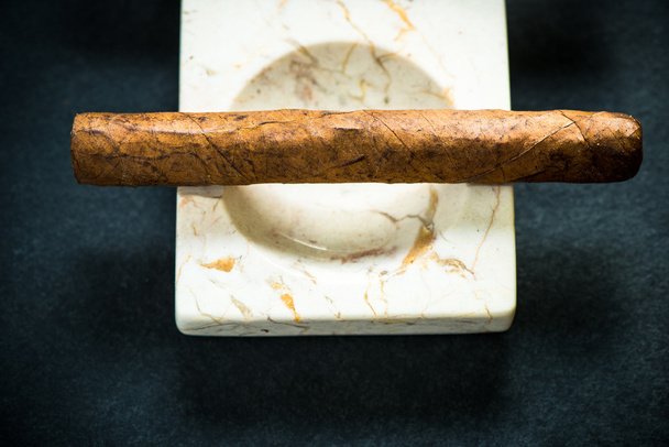 Cubaanse sigaar in marmeren ash tray - Foto, afbeelding