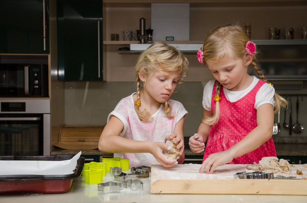 ребенок работает на кухне
 - Фото, изображение