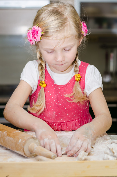 kind werken in keuken - Foto, afbeelding