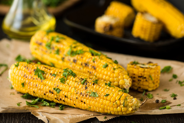 Жареная кукуруза в початках с чили, кинзой и лаймом
 - Фото, изображение