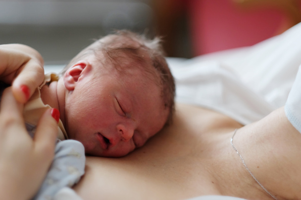 pasgeboren baby met moeder - Foto, afbeelding