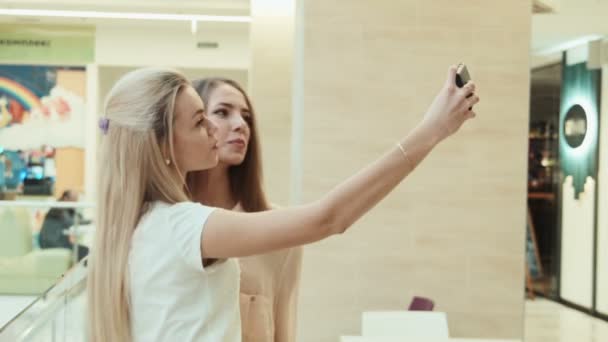 Holky se selfie v nákupním centru zábavy - Záběry, video