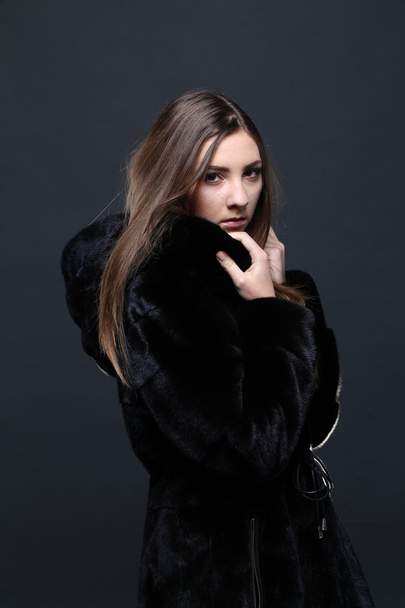Portrait of a seductive lady in fur coat - Foto, imagen