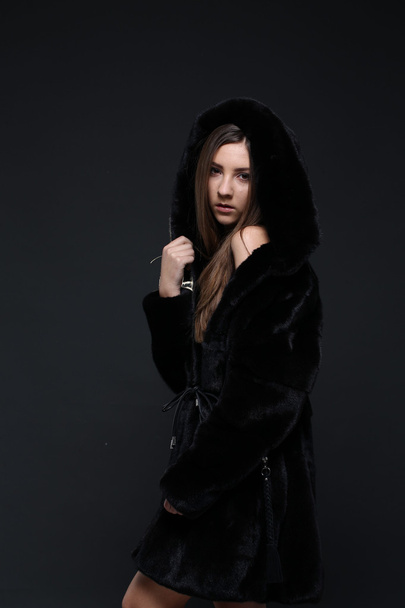 Portrait of a seductive lady in fur coat - Foto, Imagem