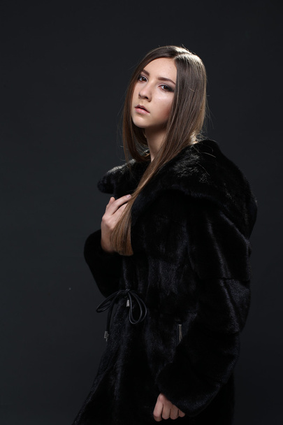 Portrait of a seductive lady in fur coat - Foto, afbeelding