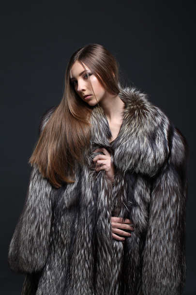 Portrait of a seductive lady in fur coat - Foto, Imagen