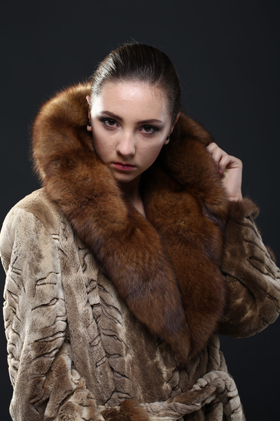 Portrait of a seductive lady in fur coat - Foto, afbeelding