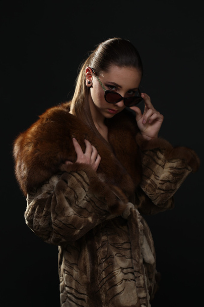 Portrait of a seductive lady in fur coat - Foto, Imagen