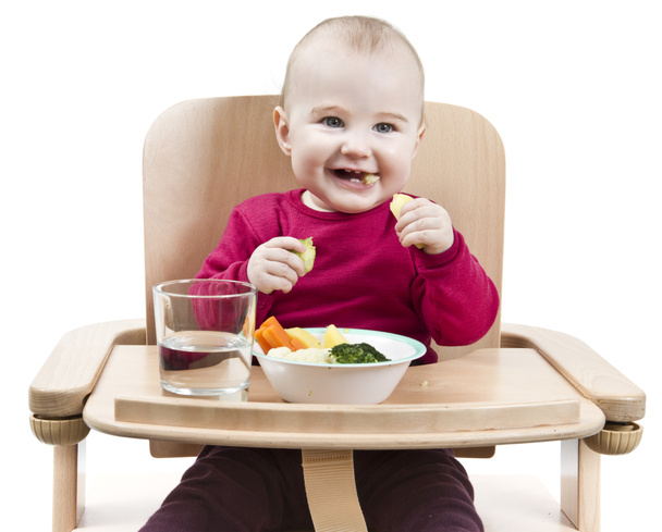 jong kind eten in hoge stoel - Foto, afbeelding