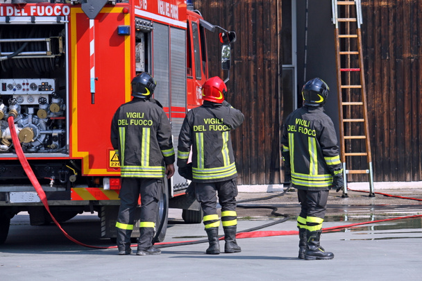 Pompiers pendant un exercice d'entraînement
 - Photo, image