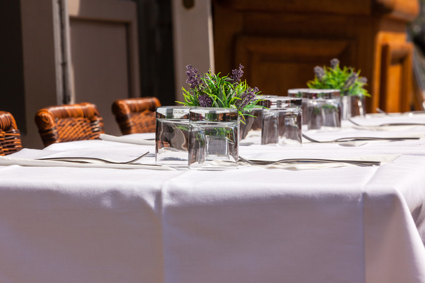 Acogedoras mesas de restaurante listas para el servicio
 - Foto, Imagen