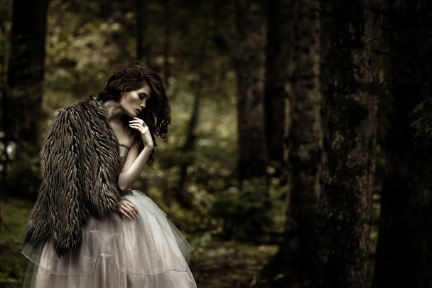 Портрет романтичної жінки в красивій сукні в лісі
 - Фото, зображення