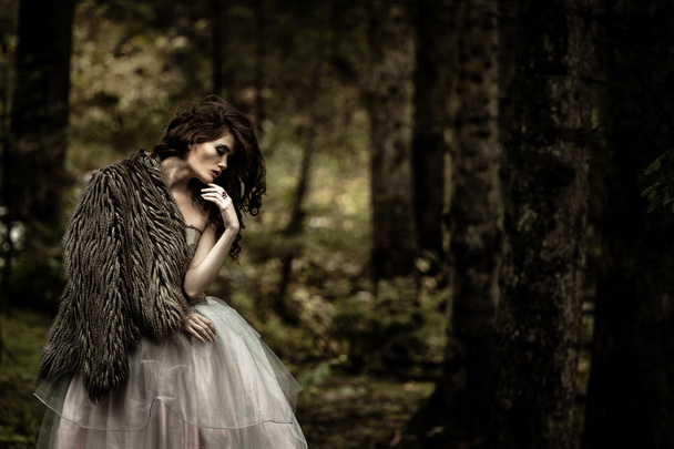 Portrét romantické ženy v krásných šatech v lese - Fotografie, Obrázek