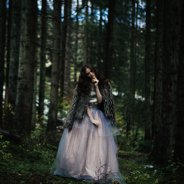 Porträt einer romantischen Frau im schönen Kleid im Wald - Foto, Bild