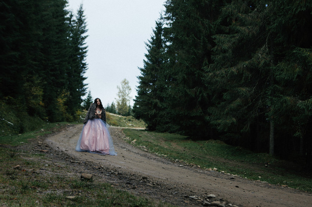 Retrato de mulher romântica em belo vestido na floresta
 - Foto, Imagem