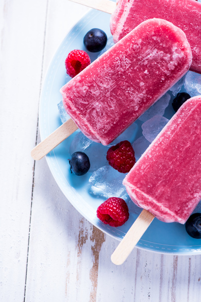 Popsicles with fresh berry fruits - Photo, Image