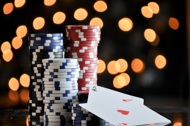 Poket impostazione con chip di poker con luce di sfondo bokeh
 - Foto, immagini