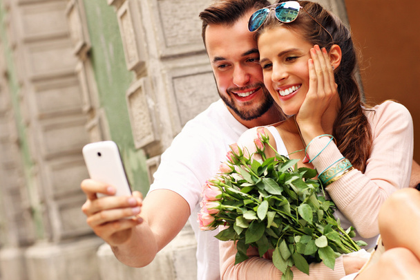 Jeune couple romantique utilisant un smartphone
 - Photo, image