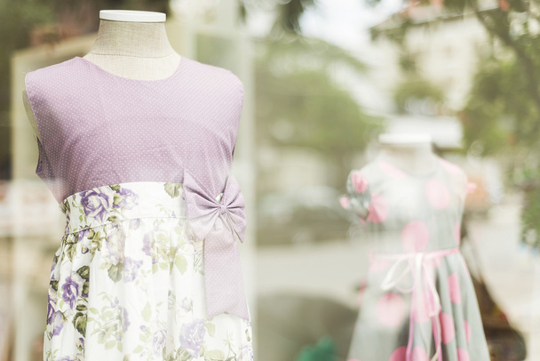 jong meisje jurken in winkel weergeven - Foto, afbeelding