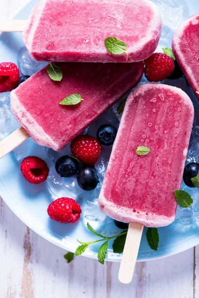 Refreshing popsicle with berry fruits - Photo, Image