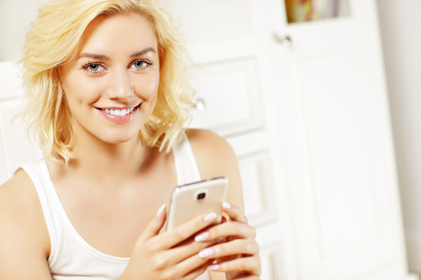 Young woman texting at home - Foto, Imagem