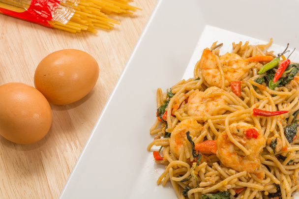 Fűszeres garnéla és a tenger gyümölcsei spagetti - Fotó, kép