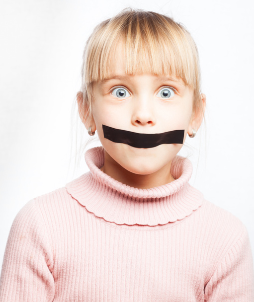 Muchacha sin habla con cinta adhesiva sobre su boca
 - Foto, imagen
