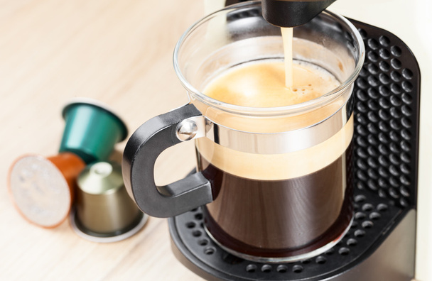 Kaffeemaschine braut Espresso-Kaffee - Foto, Bild