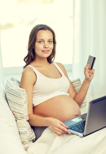 pregnant woman with laptop and credit card at home - Фото, изображение