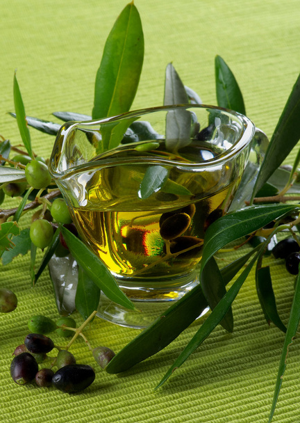 oliwa z oliwek i oliwki - Zdjęcie, obraz