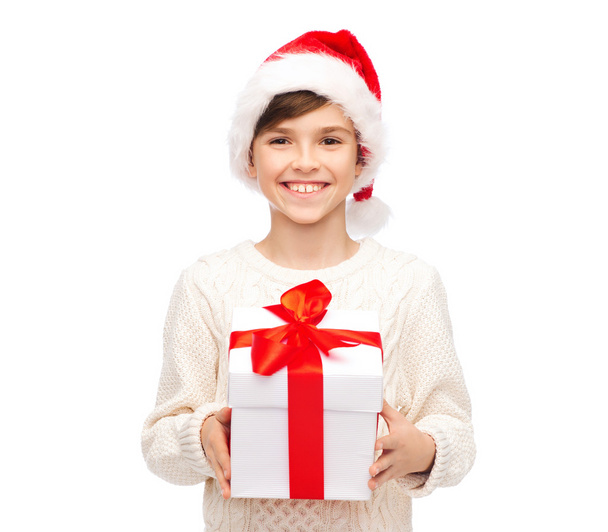 smiling happy boy in santa hat with gift box - Foto, afbeelding