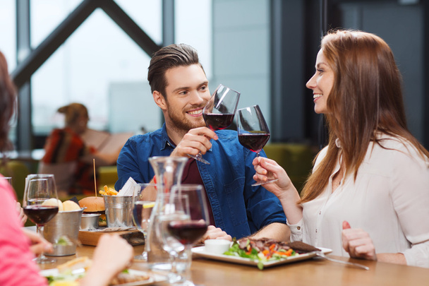 paar eten en drinken van wijn op restaurant - Foto, afbeelding