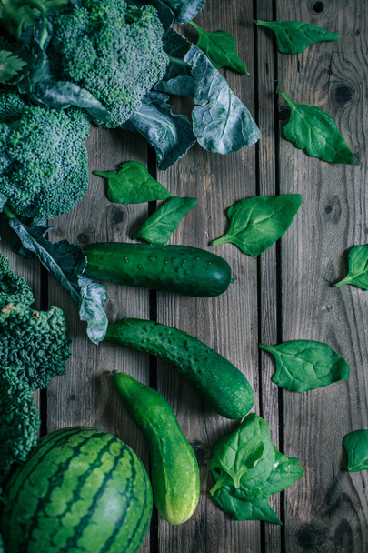 Verschiedenes grünes Gemüse auf Holztisch - Foto, Bild