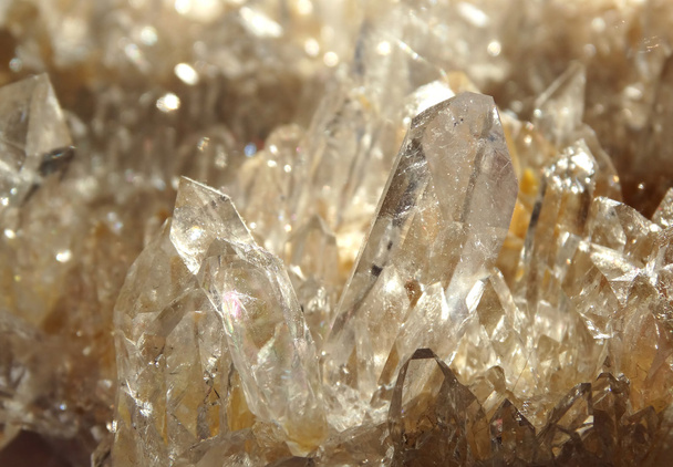 cristales geológicos de geoda de cuarzo cristalino claro de roca
  - Foto, imagen